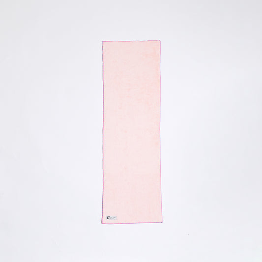 通常のバスタオルの半分の幅のスリムなバスタオル。鮮やかなベビーピンクカラーです。