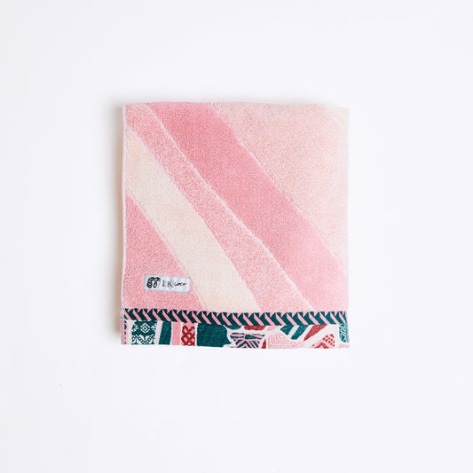 チューリップをイメージしたピンク色のバスタオル。吸水性も高く、まるで高級ホテルのタオルの様な使用感です。