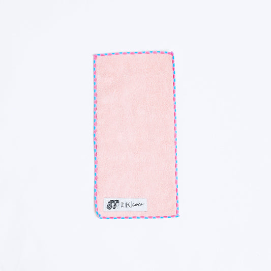 二つ折りにするとポケットに入るコンパクトなハーフハンカチ。吸水性の良いAUSCOTT PREMIUM COTTONを使用しています。