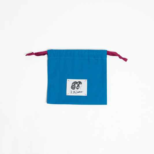 鮮やかなピーコックブルーの、布製ポーチ。