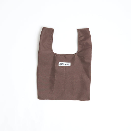 リサイクル素材の折りたためる、軽くて丈夫なエコバッグ。落ち着いた深みのあるモカブラウンです。