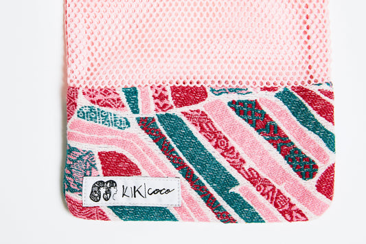 チューリップ畑をイメージしたピンクと緑色のサコッシュ。上半分はメッシュ素材で、斜め掛け用の紐は調整可能です。