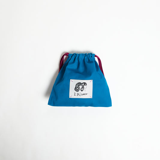 鮮やかなピーコックブルーの、布製ポーチ。