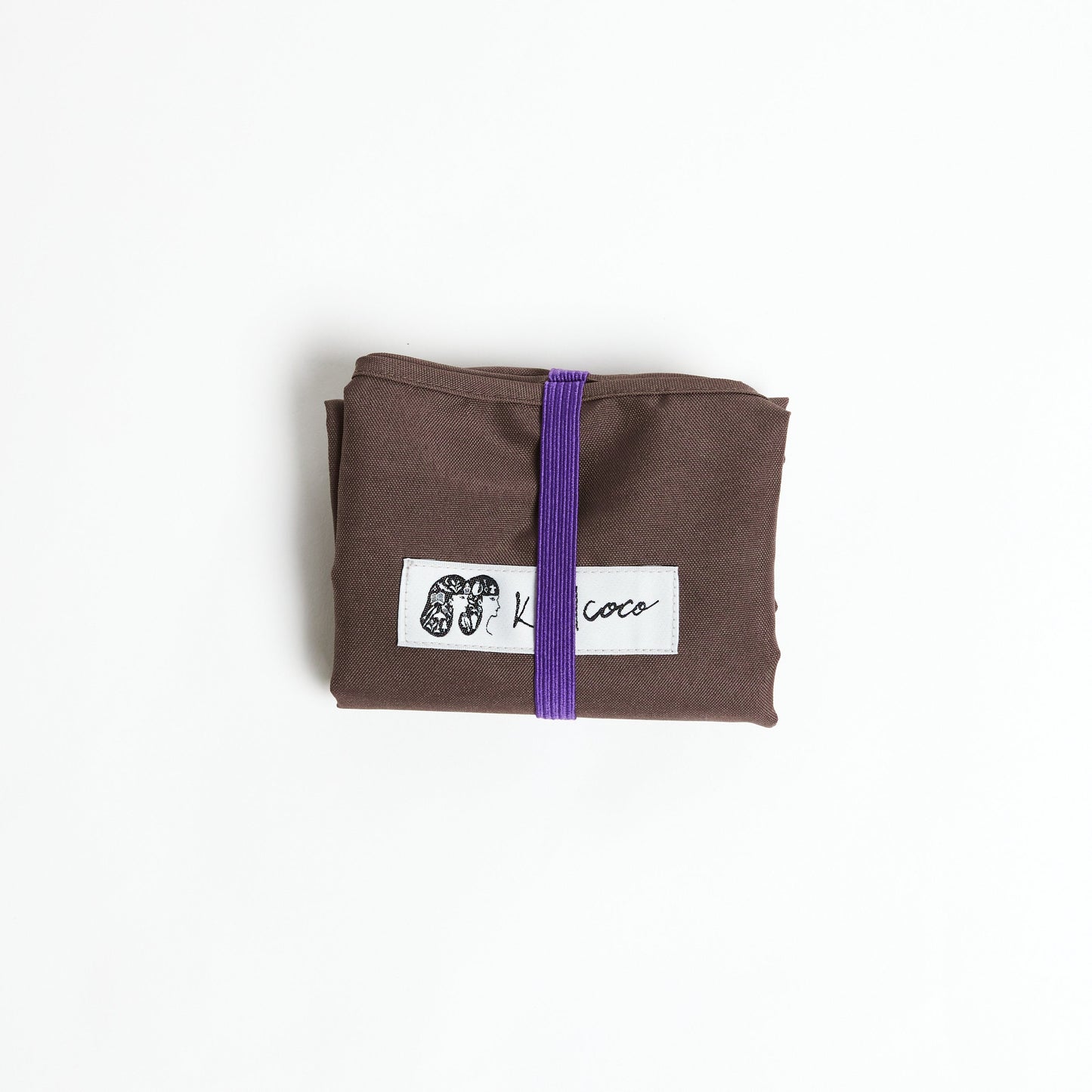 リサイクル素材の折りたためる、軽くて丈夫なエコバッグ。落ち着いた深みのあるモカブラウンです。