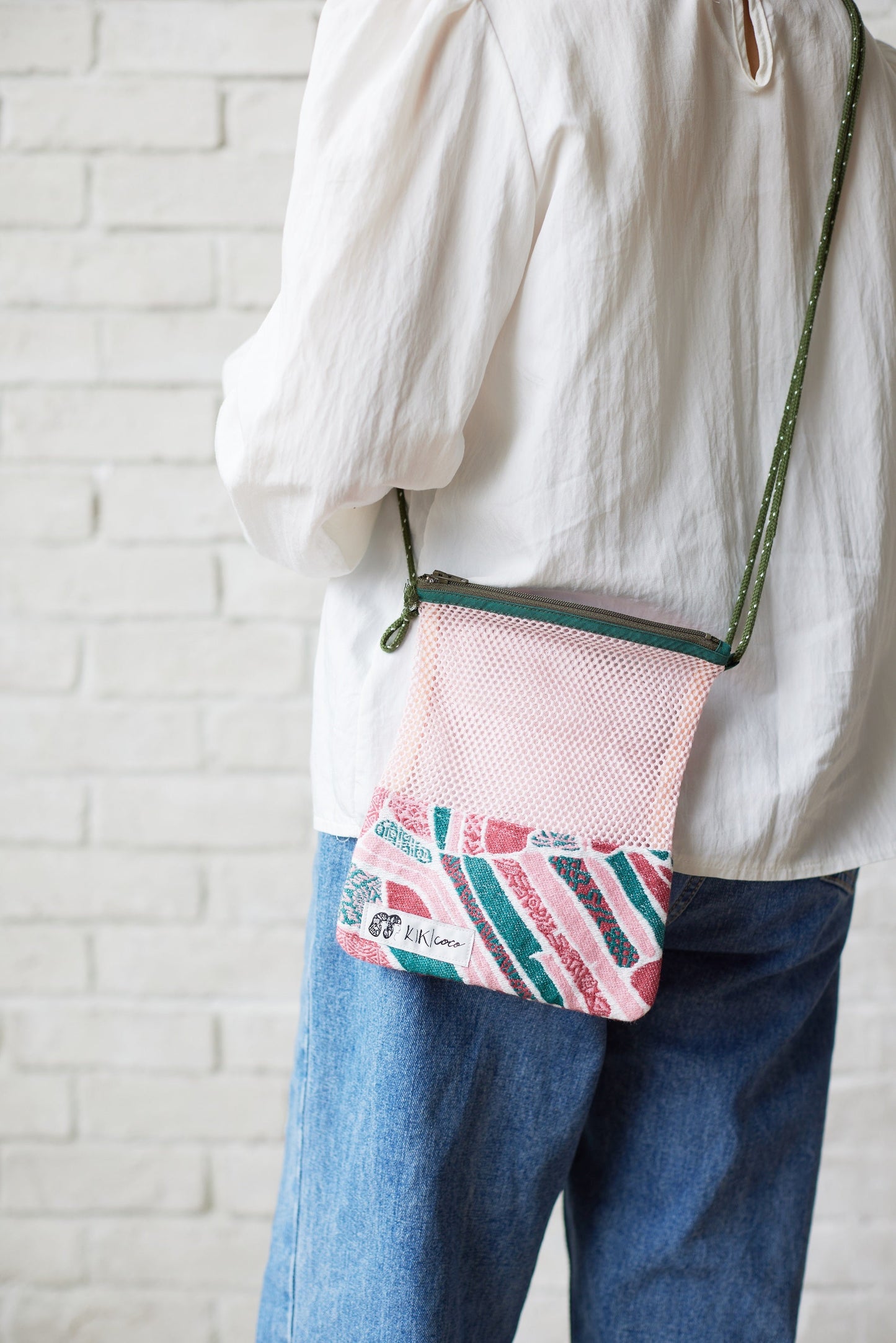 チューリップ畑をイメージしたピンクと緑色のサコッシュ。上半分はメッシュ素材で、斜め掛け用の紐は調整可能です。