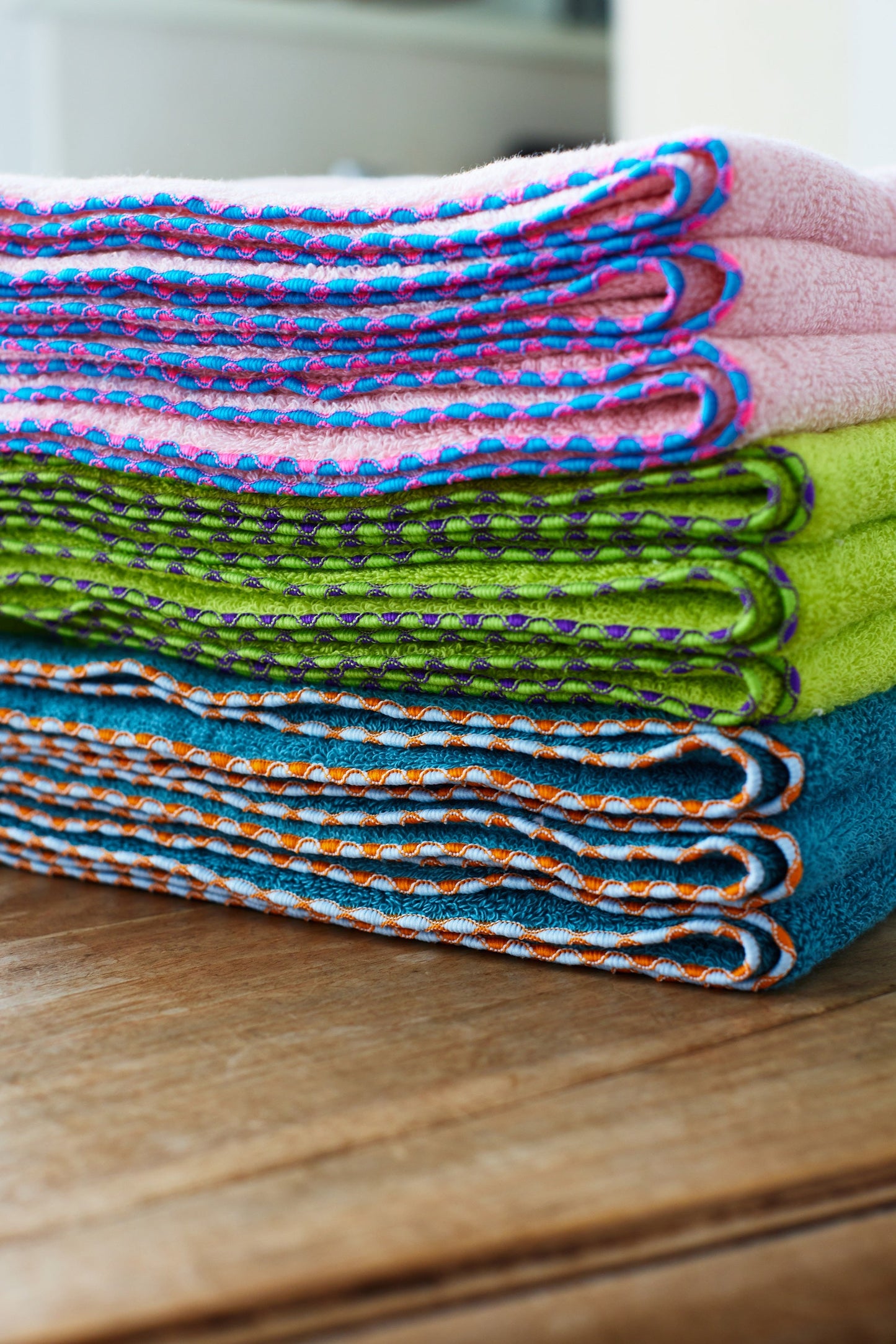 通常の半分の幅のスリムなバスタオル。蛍光色で鮮やかに染め、メロウ巻きにもこだわりました。