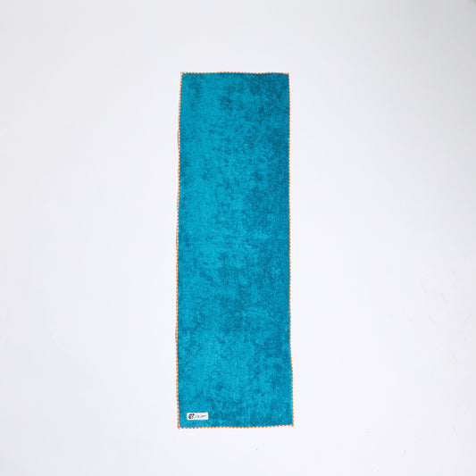 通常の半分の幅のスリムなバスタオル。鮮やかなピーコックブルーです。