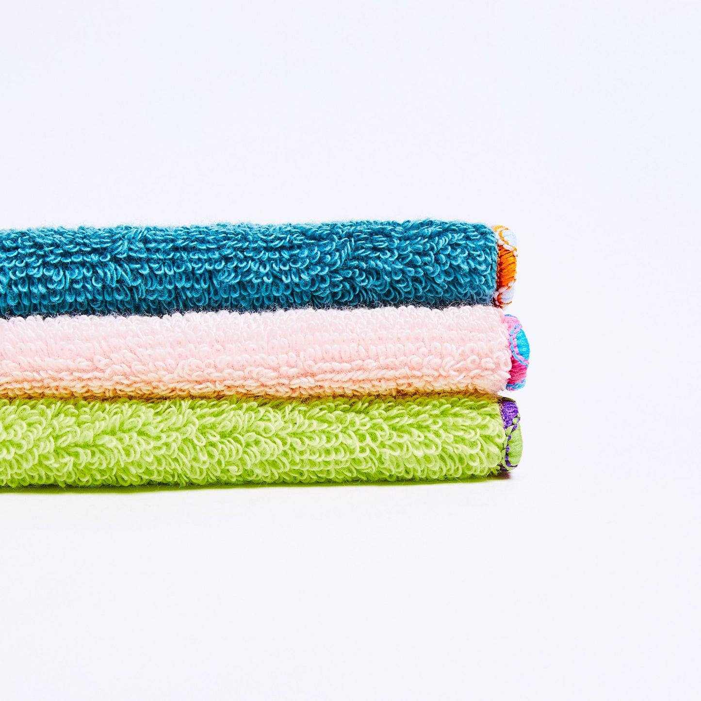 二つ折りにするとポケットに入るコンパクトなハーフハンカチ。蛍光色で鮮やかに染め、メロウ巻きにもこだわりました。