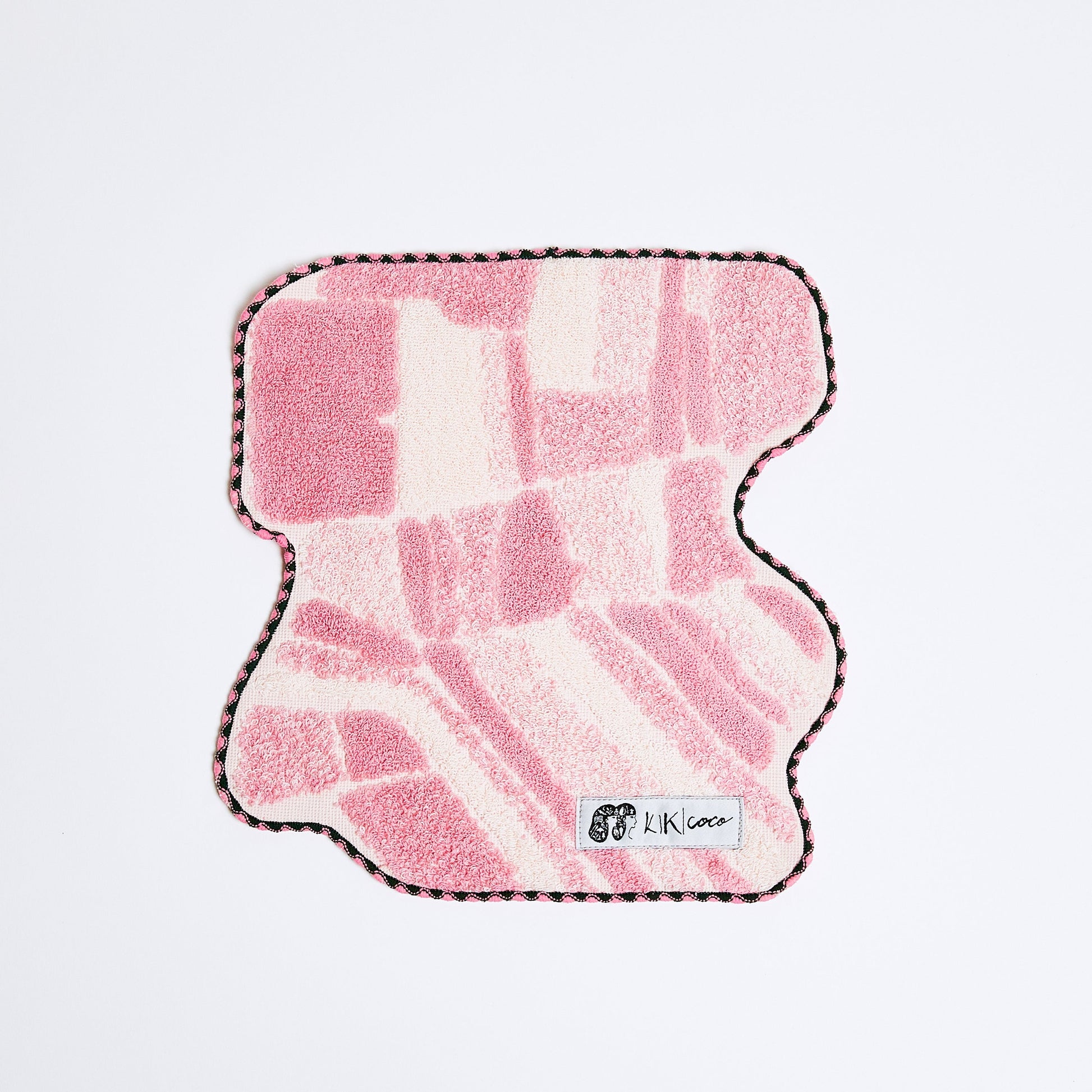 オランダのチューリップ畑をイメージしたピンク色の変形ハンカチ。